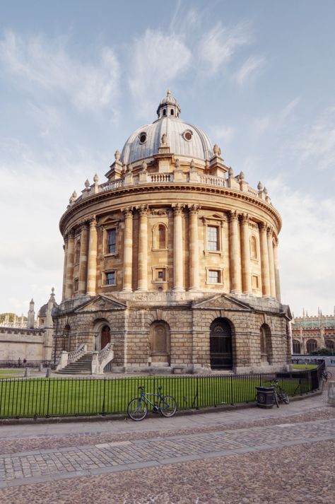 Vertical shot of radcliffe camera at oxf... | Free Photo #Freepik #freephoto University Acceptance, Radcliffe Camera, Glasgow Botanic Gardens, Pretty Buildings, Oxford United Kingdom, England Aesthetic, Oxford United, University Of Oxford, Gothic Buildings