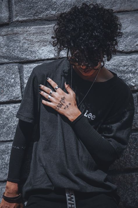 Mannu ab Male Painted Nails Aesthetic, Guys With Black Nail Polish, Men Black Nail Polish, Black Nails Men Aesthetic, Nail Polish On Men, Man Nail Polish, Painted Nails Men, Tyson Aesthetic, Black Nail Paint