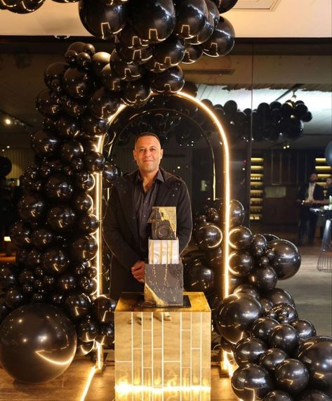 Mens Birthday Backdrop, All Black Balloon Decor, Backdrop Ideas For Men, Male Birthday Decorations, Black Gold Silver Party, 40th Birthday Balloons, Festa Moana Baby, Black Party Decorations, 40th Birthday Party Decorations