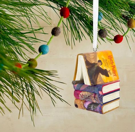 16 bookish decorations and ornaments, not only for Christmas Harry Potter Christmas Ornaments, Harry Potter Ornaments, Cumpleaños Harry Potter, Stacked Books, Harry Potter Decor, Reading Adventure, Harry Potter Christmas, Harry Potter Books, Christmas Store