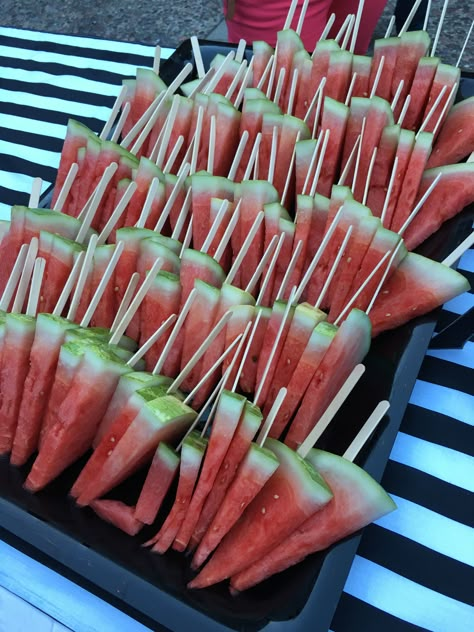 Tropisk Fest, Bbq Party Food, Sommer Mad, Birthday Party Snacks, Decorações Com Comidas, Party Food Platters, Shower Food, Snacks Für Party, Fruit Platter