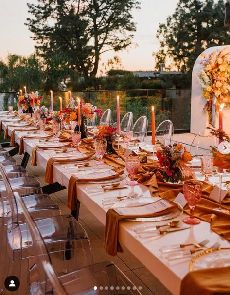 Terracotta Runner Wedding, Wedding Table Centerpieces Terracotta, Rusty Orange Wedding Decor, Terracota Wedding Table Setting, Fall Wedding Long Table Decor, Terracotta Table Setting Wedding, Copper Theme Wedding, Terra Cotta Wedding Decor, Terracotta Table Setting