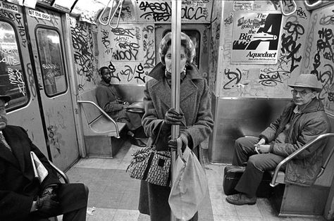 Amazing photos from NYC Subways in the 70's and 80's, how much things have changed. Richard Sandler, Jamel Shabazz, Ny Subway, City Streets Photography, Photo New York, Urban Playground, New York Subway, Subway Train, U Bahn