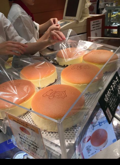 Japanese Cheesecake, Cute Snacks, Delicacy Food, Yummy Comfort Food, Japanese Snacks, Japan Food, Osaka Japan, Food Obsession, Cafe Food