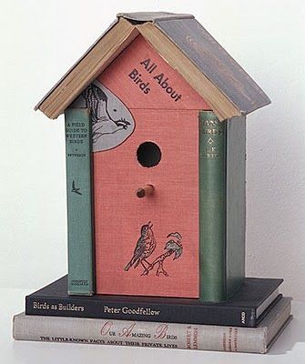 I love that they used bird books to create these fun bird houses! These are too nice to hang outside, but would be lovely in a book shelf! Make one for a gift to a book lover. Make one for a child's babies room out of children's books. Book Birdhouse, Old Book Crafts, Recycled Books, Book Page Crafts, Genius Ideas, Bird Book, Paper Birds, Upcycled Crafts, Book Projects