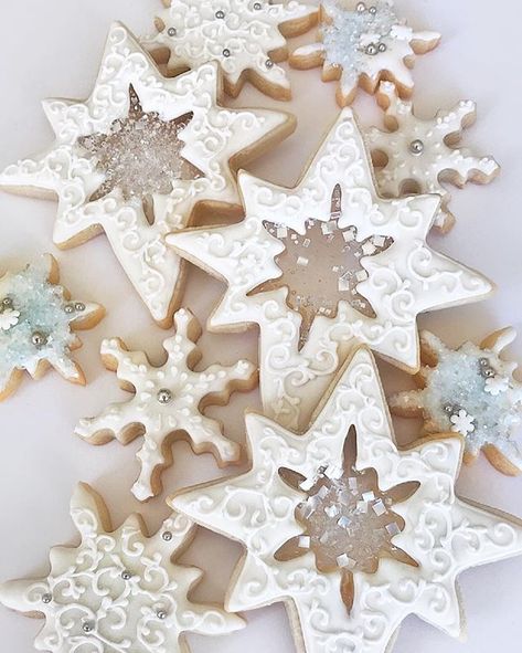 Isomalt Cookies Christmas, Cookie Chandelier, Isomalt Cookies, Icing Consistencies, Snowflake Sugar, Christmas Cookie Party, Stained Glass Cookies, Winter Cookies, Winter Baking