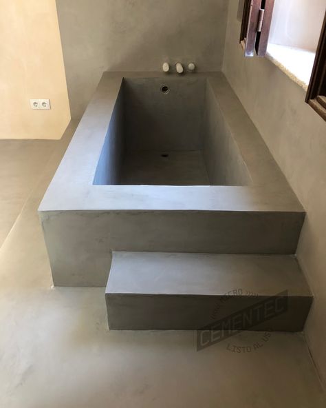 Screed Bathroom Ideas, Micro Cement Bathtub, Diy Cement Bathtub, Bathtub Built In, Microcement Bathtub, Built Bathtub, Cement Bathroom Ideas, Cement Tub, Cement Bathtub