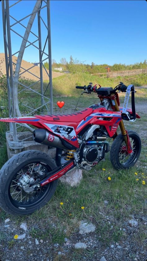 Dream🥵 Cross Moto, Motocross Love, Cool Dirt Bikes, Image Moto, Moto Car, Bike Aesthetic, Motorcycle Aesthetic, 4 Wheelers, Red Dirt