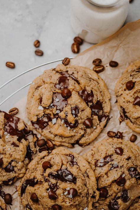 The perfect espresso chocolate chunk cookies with crisp edges and a doughy center. Banana Snack Cake, Espresso Cookies, Coffee Cake Cookies, Bakery Style Blueberry Muffins, Peanut Butter Cup Brownies, Vanilla Bean Cupcakes, Espresso Cookie, Peanut Butter Cup Cookies, Lemon Sugar Cookies