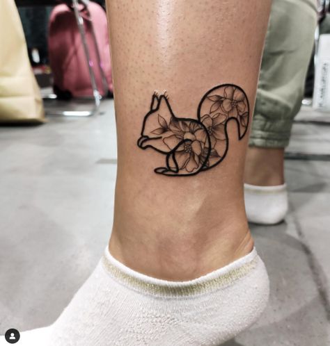 People have taken notice of the really adorable little squirrel tattoo. The squirrel draws with dark black ink, and some flowers are made inside and on the body of the small squirrel with light black ink in this tattoo. Choose... Squirrel Tattoo Ideas, Squirrel Tattoo, Black Squirrel, Muster Tattoos, Elegant Tattoos, Ankle Tattoo, Tattoo Design Drawings, Creative Tattoos, Mini Tattoos