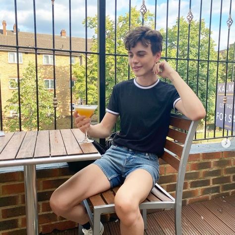 Genderqueer Fashion, Super Short Shorts, Restaurant London, Mens Shorts Outfits, Gay Outfit, Toulouse Lautrec, Cute White Guys, Boys Long Hairstyles