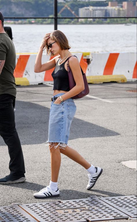 Adidas Samba Outfit Women, Hailey And Justin Bieber, Hailey Bieber Street Style, Hailey And Justin, Adidas Samba White, Scandi Fashion, Adidas Samba Outfit, Hailey Bieber Style, Hailey Baldwin Style