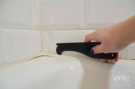 How To Remove Caulking, Bathtub Caulking, Clean A Dishwasher, Bathroom Caulk, Caulk Removal Tool, Caulking Tips, Bathtub Repair, Diy Bathtub, Mold In Bathroom