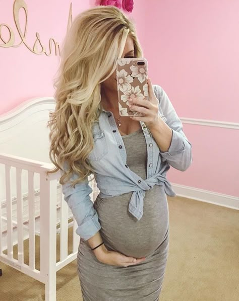 Flare Jeans Maternity Outfit, Ribbed Maternity Dress Outfit, Cute Maturity Outfits, Maternity Business Casual Summer, Cute Prego Outfits, Concert Pregnant Outfit, Casual Maternity Outfits Spring, Prego Outfits Summer, Crop Top Maternity Outfit