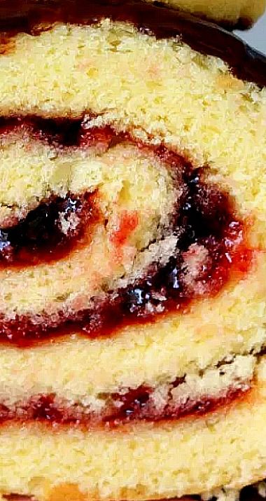 Raspberry Swiss Roll Cake, Raspberry Jelly Roll Cake Recipe, Strawberry Crunch Cake Roll, Jelly Roll Recipe Homemade, Birthday Cake Roll, Jellyroll Cake Recipes, Fall Cake Roll, Raspberry Jelly Roll Recipe, Rolled Cake Recipes