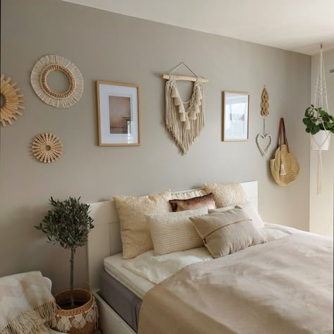 Boho Behind Bed Decor, Macrame In Bedroom, Macrame Gallery Wall, Macrame Over Bed, Macrame Wall Hanging Above Bed, Macrame Bedroom Decor, Macrame Bedroom, Bedroom Ideas For Small Rooms Diy, Colorful Room Decor