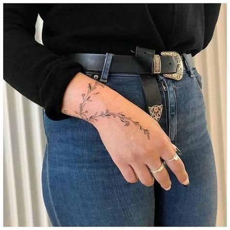 15 Ideas para cambiar tus pulseras por tatuajes de mano Tattoos Pulseras, Wrap Around Wrist Tattoos, Wrist Bracelet Tattoo, Wrap Around Tattoo, Wrap Tattoo, Hand And Finger Tattoos, Stylish Tattoo, Hand Tattoos For Women, Tattoos Art