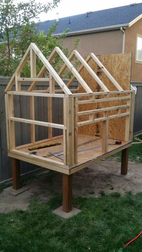 Raised chicken coop | BackYard Chickens - Learn How to Raise Chickens Raised Chicken Coop, Simple Chicken Coop Plans, Chicken Coop Building Plans, Chicken Coop Designs Diy, Easy Shed, Shed Designs, Small Chicken Coops, Walk In Chicken Coop, Easy Chicken Coop