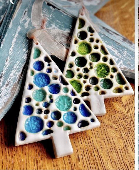 Diy Pottery Ornaments, Ceramic Christmas Ideas Clay, Easy Christmas Pottery Ideas, Handmade Secret Santa Gifts, Xmas Clay Decorations, Ceramics Projects Christmas, Easy Christmas Ceramics, Pottery Christmas Ornaments Ideas, Clay Christmas Projects