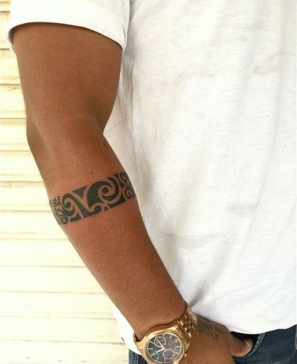 Simple Armband Tattoo Man Band Tattoo, Boho Arm Band Tattoo, Small Maori Tattoo Men, Tattoo Band Forearm, Wrist Band Tattoos Men, Mexican Arm Band Tattoo, Arm Cuff Tattoo Men, Mexican Armband Tattoo, Animal Band Tattoo