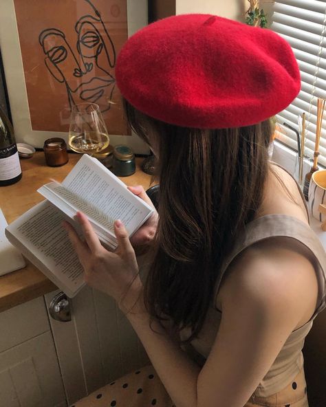 French Aesthetic Outfits, Baret Hat Outfit, How To Style Beret, French Fits, Beret Aesthetic, Outfit With Beret, Baret Outfit, Beret Hat Outfit, Red Hat Outfit