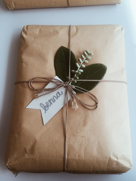 Gift Wrapping Candles, Eco Gift Wrapping, Gift Bags Diy, Gift Wrapping Inspiration, Handmade Packaging, Simple Gift Wrapping, Craft Packaging, Envelope Art, Diy Gift Wrapping