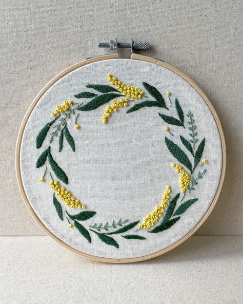 Hand embroidered leafy wreath . . . . . . . . . . #embroidery #handembroidery #bordado #flowerembroidery #embroiderywreath Embroidery Wreath, Embroidered Wreath, Photo Embroidery, Wreath Embroidery, Botanical Floral Art, Embroidery Gifts, Threading, Embroidery Flowers, Embroidered Flowers