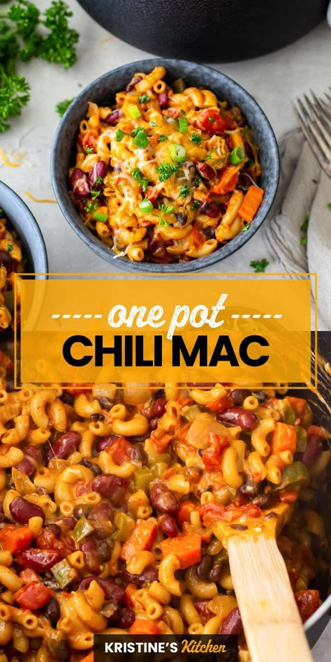 This Vegetarian Chili Mac is a delicious mash up of two favorite meals: hearty vegetarian chili and gooey mac and cheese! This chili mac recipe is a healthy one pot meal that you can have on your… Gooey Mac And Cheese, Vegetarian Chili Mac, Vegan Chili Mac, Easy Chilli, Chili Mac Recipe, Vegan Chilli, Chili Mac And Cheese, Healthy Chili, Nourishing Recipes