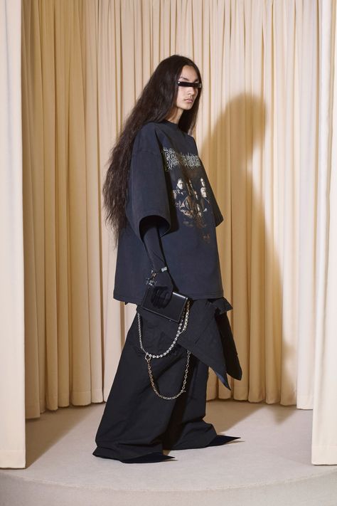 Balenciaga Fall 2024 Couture
https://www.vogue.com/fashion-shows/fall-2024-couture/balenciaga/slideshow/detail#64 Balenciaga Outfit Women, Balenciaga Aesthetic, Balenciaga Couture, Balenciaga Runway, Balenciaga Outfit, Runway 2024, Balenciaga Style, Paris Haute Couture, Fall 2024