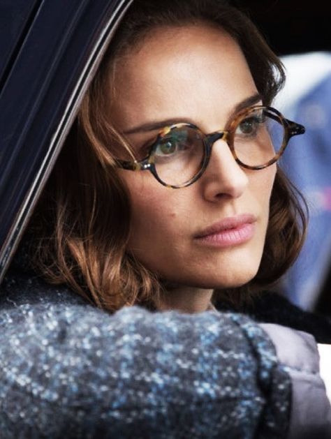 Natalie Portman Trendy Glasses, Cooler Look, Wearing Glasses, Girls With Glasses, Natalie Portman, 인물 사진, 가을 패션, Famous Faces, Womens Glasses