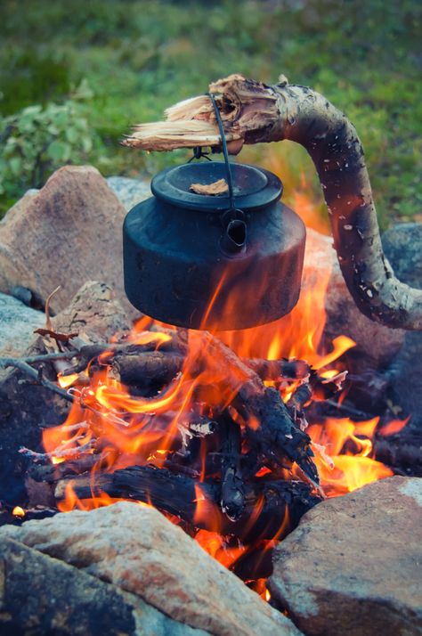 Coffee Camping, Cooking Camping, Camping Kettle, Friday Inspiration, Camping Pot, Camping In The Woods, Camping Photography, Living In London, Bushcraft Camping