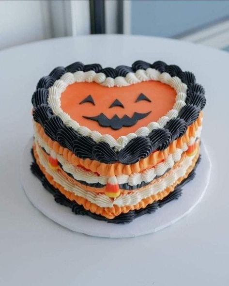 Halloween Heart Cake, Vintage Halloween Cake, Halloween Buttercream Cake, October Treats, Cute Halloween Cakes, Pasteles Halloween, Party Pooper, Spooky Cake, Halloween Heart