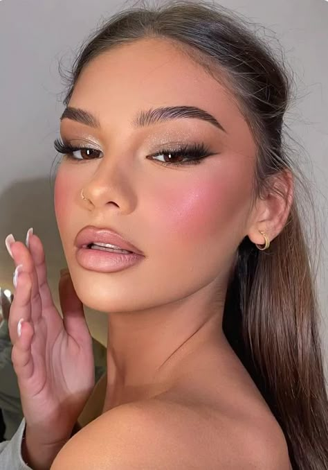 Simple Neutral Makeup Looks, Soft Glam Makeup For Prom, Pink Suit Makeup, Makeup Inspo Soft Glam, Soft Full Glam Makeup, Glowy Full Glam Makeup, Soft Birthday Makeup, Makeup Leger, Soft Glam Makeup Brown Skin