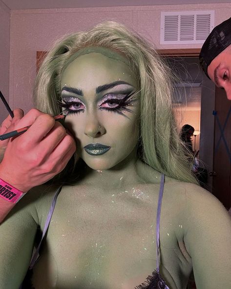 Chappell Roan is Pop’s New Icon of Avant-Garde Beauty Ball Makeup, Governors Ball, Chappel Roan, Green Lips, Gov Ball, Drag Makeup, I Love Nyc, Black Eyeshadow, Chappell Roan