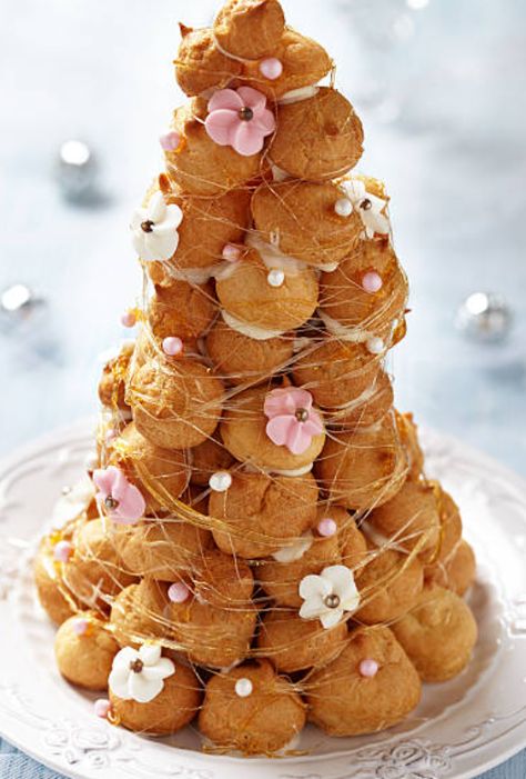 Croquembouche Recipe, Frosting Roses, Nougat Recipe, Healthy Birthday Cakes, Galette Frangipane, Puff Pastry Cream Puffs, Healthy Birthday, White Frosting, Traditional Cakes