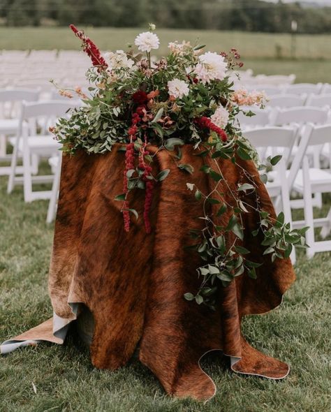 Cowhide Wedding, Outdoor Events Decor, Cowgirl Decor, Cowboy Decorations, Barn Weddings, Western Chic, Dressing Tables, Elopement Ideas, Outdoor Event