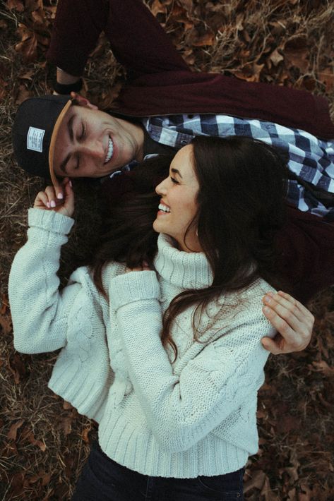 Edgy Outdoor Photoshoot Ideas, Couple Campfire, Campfire Couple, Camp Photoshoot, Airbnb Photoshoot, Cabin Photoshoot, Camping Engagement Photos, Couple Fall Photoshoot, Ideal Husband