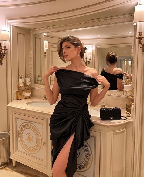 Formal Date Night Outfit, Halter Bodycon Dress, Black Dresses Classy, Black Pleated Dress, Red Carpet Outfits, Elegant Dresses Classy, Pretty Prom Dresses, Strapless Midi Dress, Pinterest Outfits