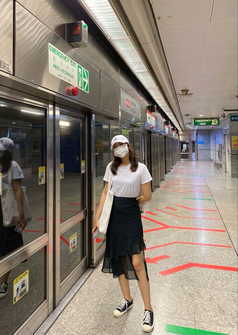 Singapore Casual Outfit, Train Outfit Travel What To Wear, Outfit Ideas With Cap For Women, Singapore Mrt Aesthetic, Singapore Travel Outfit What To Wear, Korean Baseball Cap Outfit, White Cap Outfits For Women, Singapore Outfit Ideas Women, Singapore Ootd Outfit