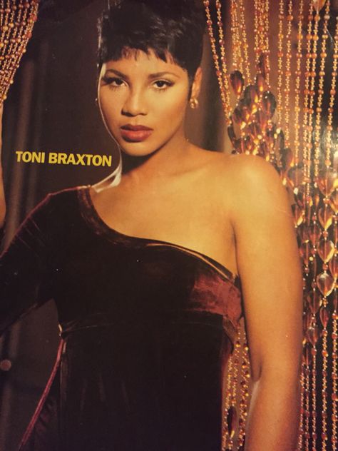 Remember the velvet dresses? Toni Braxton 90s Short Hair, Toni Braxton 90s, Braxton Sisters, Foreign Celebrities, Celebrity Haircuts, Tamar Braxton, Toni Braxton, Velvet Dresses, Celebrity Babies