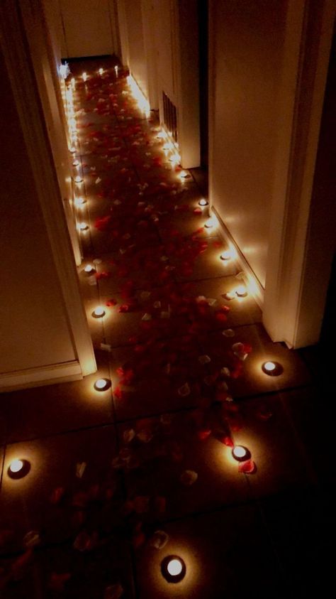 Romantic Room Surprise, Romantic Dinner Decoration, Romantic Bedroom Ideas, Romantic Bath, Romantic Room Decoration, Valentines Day History, Valentine History, Surprise Birthday Decorations, Birthday Room Decorations