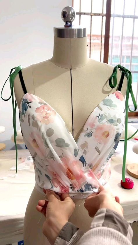 Robe Diy, Make Dress, Corset Sewing Pattern, Dress Sewing Tutorials, Draping Fashion, Sewing Clothes Women, Floral Print Dress Long, Fashion Design Patterns, Chique Outfits