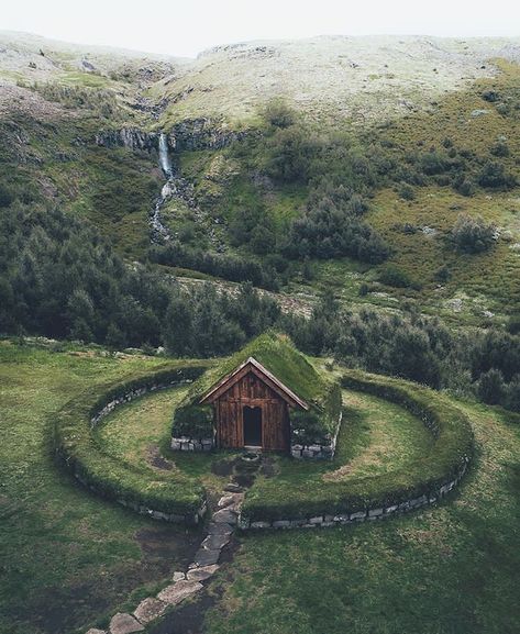 Turf House, Garden Cottage, Cabins In The Woods, Nature Aesthetic, Pretty Places, Fantasy Landscape, Abandoned Places, Beautiful World, In The Middle