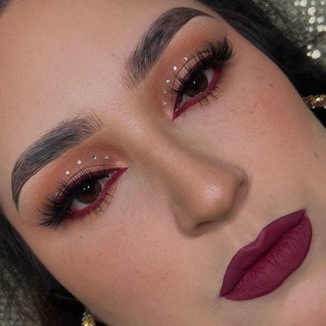 Red Gemstone Makeup, Red Eye Looks For Prom, Xv Makeup, Cool Eye Makeup Looks, Red Glitter Dress, Cool Eye Makeup, Jewel Makeup, Weeknd Concert, Photo Focus