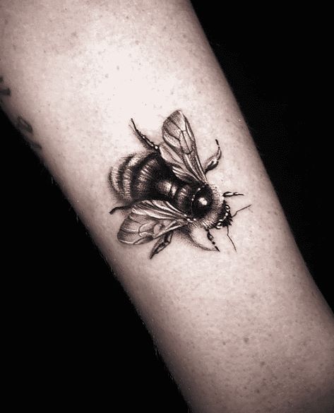 Honeycomb Tattoo Minimalist Bee Tattoo Design, Queen Bee Tattoo, Honey Bee Tattoo, Honeycomb Tattoo, Bumble Bee Tattoo, Insect Tattoo, Bug Tattoo, Tattoo Minimalist, Elbow Tattoos