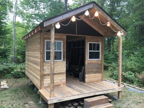 Tiny Pallet House, Diy Shed From Pallets, Pallet Sheds Buildings, Pallet Summer House, Wood Pallet House, How To Build A Shed Out Of Pallets, Pallet Building Shed, Pallet Shelter Diy, Free Pallet Project Plans