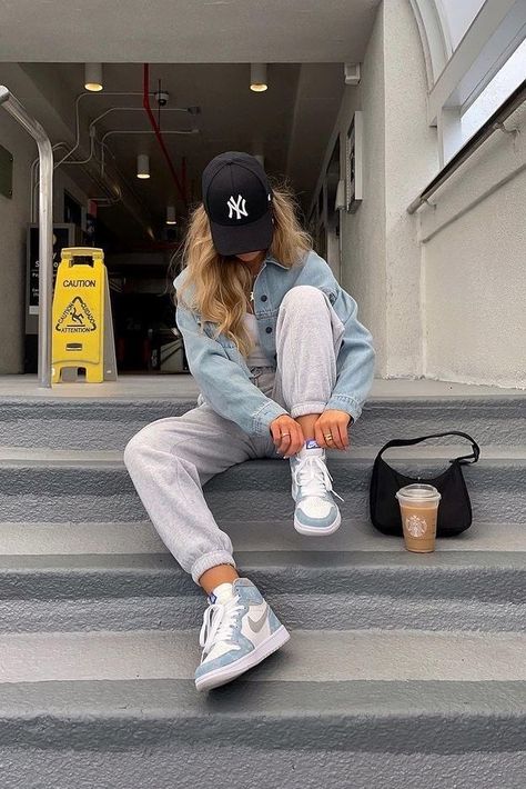 Air Jordan 1 Outfit Women, Sporty Clothes, Air Jordan Outfit, Jordan 1 Outfit Women, Dunks Outfit, Jordan 1 Outfit, Air Jordan 1 Outfit, Sporty Outfit, Sporty Pants