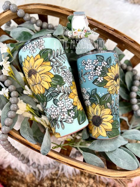 Hand Painted Floral Tumbler, Hand Painted Tumblers, Painted Tumblers, Painted Cups, Custom Tumbler Cups, Resin Ideas, Tumbler Ideas, Diy Tumblers, Custom Tumbler