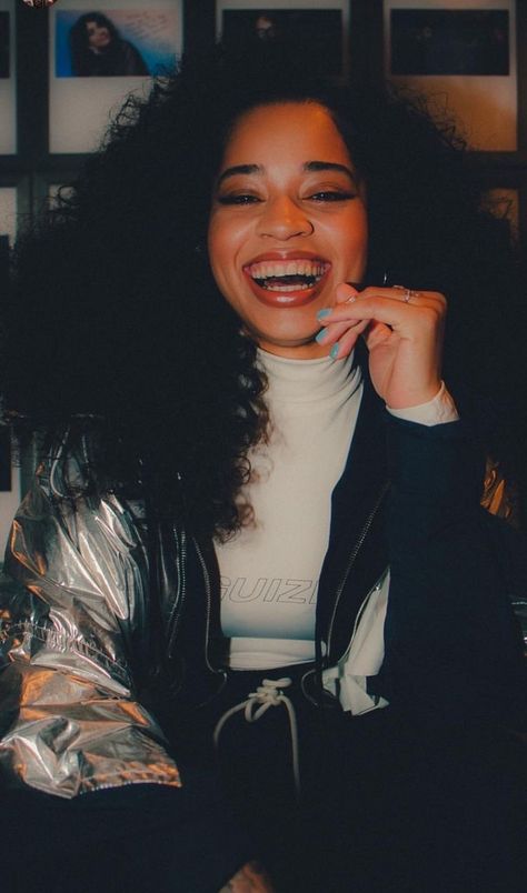 Ela Mai, Hip Hop Aesthetic Wallpaper, Ella Mai, 90s Rappers, Nba Outfit, Celebrity Photography, Best Friend Outfits, Black Curly, Black Hairstyles