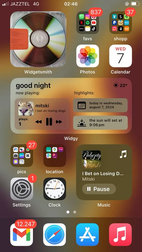 ios 14/15/16/17 home screen organization idea. credits to me. if u need any pic lmk :)) Organization Home Screen Iphone, Iphone Home Screens Ideas, Cool Iphone Home Screen Layout, Iphone 16 Layout Ideas, Iphone 16 Home Screen Layout, Iphone 16 Layout, Ways To Set Up Your Iphone Home Screen, Decorating Iphone Home Screen, Phone Organization Ideas Iphone